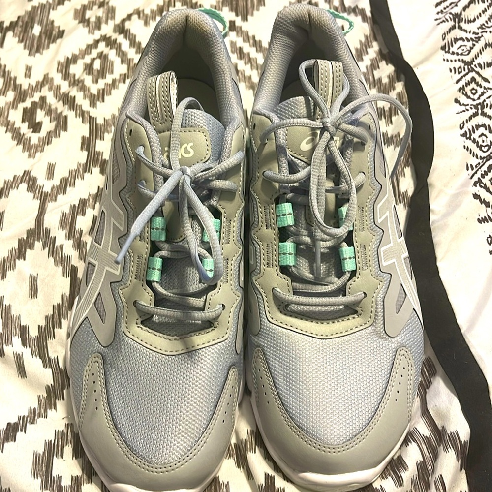 Brand New!!! Women’s ASICS GEL-NYC casual shoes in SIZE 10